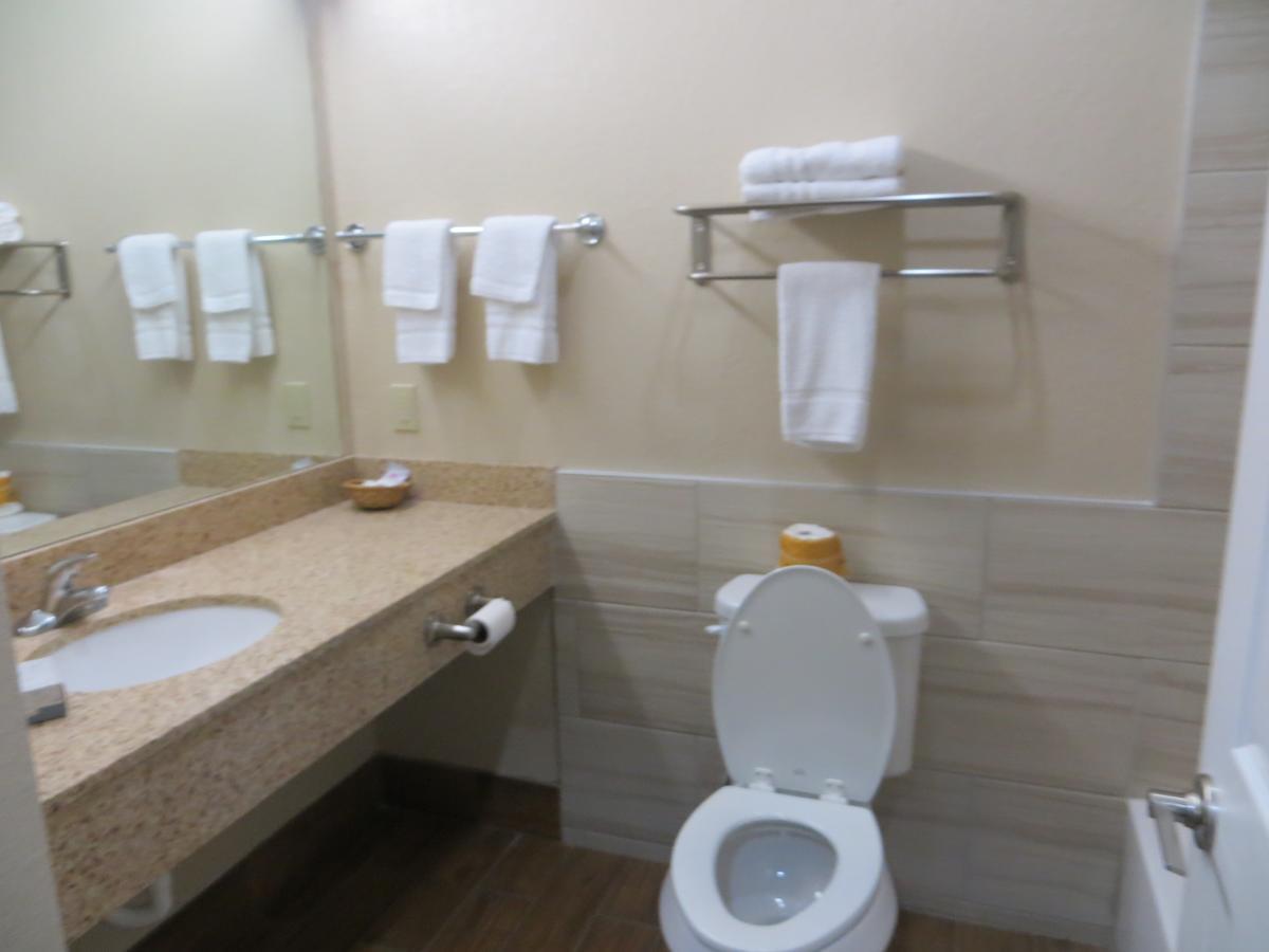 Scottish Inn & Suites Бейтаун Экстерьер фото